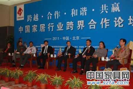 “中國(guó)家居行業(yè)跨界合作論壇”：資深房地產(chǎn)專家張有卓；中國(guó)建筑裝飾集團(tuán)設(shè)計(jì)研究院總設(shè)計(jì)師張靜；清尚博尼工程設(shè)計(jì)（北京）有限公司總經(jīng)理陳現(xiàn)培；北京何鎮(zhèn)強(qiáng)裝飾有限公司設(shè)計(jì)總監(jiān)何山；廣東鷹牌陶瓷集團(tuán)公司總裁林偉；廣東金意陶陶瓷有限公司董事長(zhǎng)何乾；唐山惠達(dá)陶瓷集團(tuán)總裁助理藺志杰；北京集美家居建材有限公司總裁趙建國(guó)。