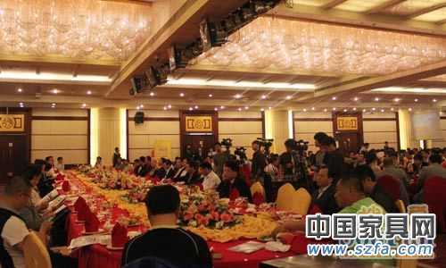 家居、建材行業(yè)的500余位廠家、經(jīng)銷商代表現(xiàn)場參加招商推介會