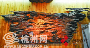 老船木制作的裝飾品。