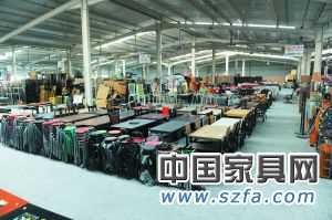 目前的二手家具市場(chǎng)內(nèi)仍以板式家具交易為主，幾乎看不見(jiàn)紅木家具的影子。