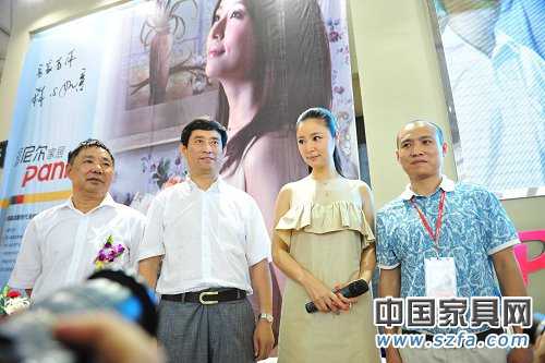 派尼爾家居代言人林心如與中國家協(xié)理事長朱長嶺、派尼爾家居總經(jīng)理鄧啟平合影