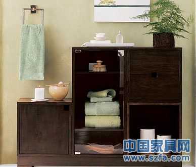 安裝浴室柜時經(jīng)常需要在箱體板上開鑿打孔，多功能封邊膠條能夠緊裹板材切割邊緣，起到較好的防水防潮作用