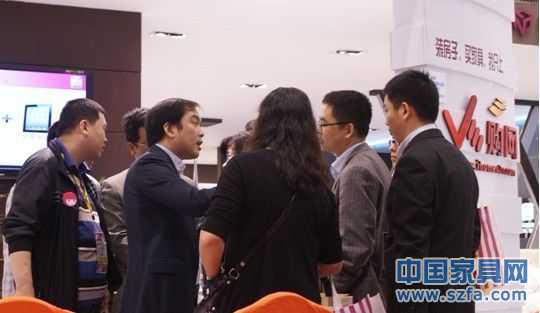 V購網(wǎng)運(yùn)營總監(jiān)金光在向經(jīng)銷商朋友答疑