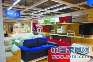 愛(ài)蜂巢家居體驗(yàn)館沙發(fā)展區(qū)。記者 孫戉攝
