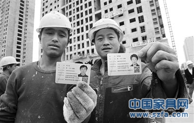 去年10月29日，山東青島市，工人們正在展示剛領到的居住證。圖/CFP