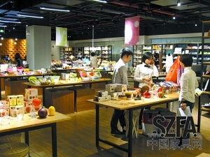 進(jìn)駐大型購物商場的家品店，人流也比平時多了不少。