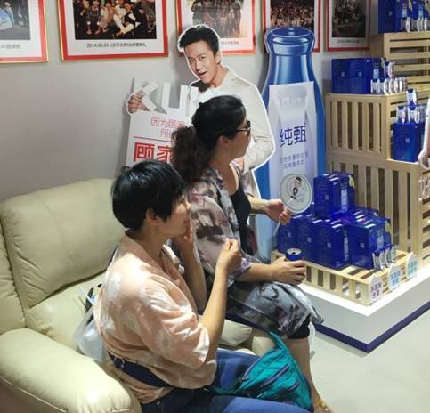 “炒米”最愛！顧家家居功能沙發(fā)“能量艙”亮相鄧超粉絲見面會(huì)